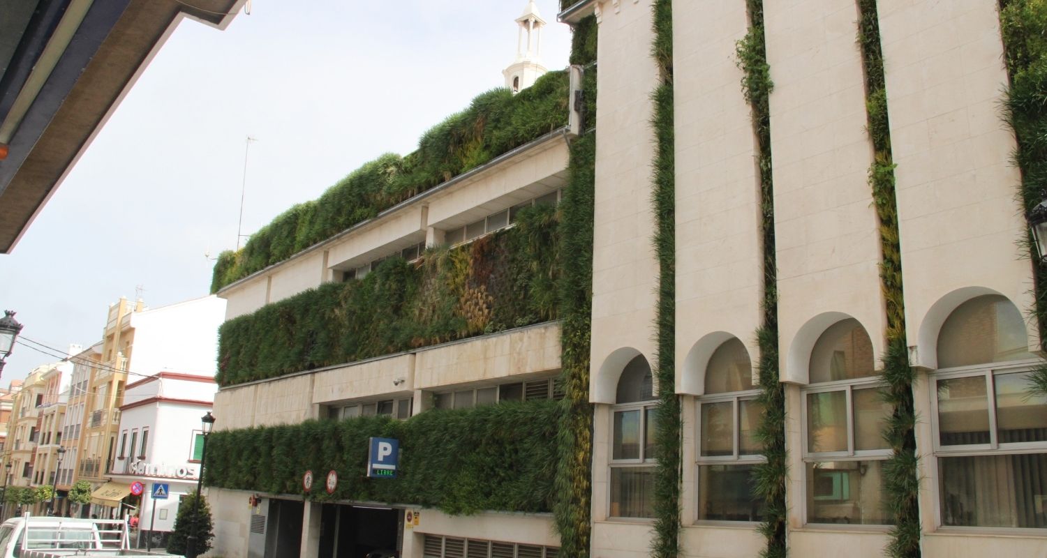 Detalle de una fachada verde con plantas