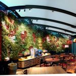 Restaurante con Jardin vertical con diseño