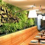 Detalle de jardín vertical en un restaurante