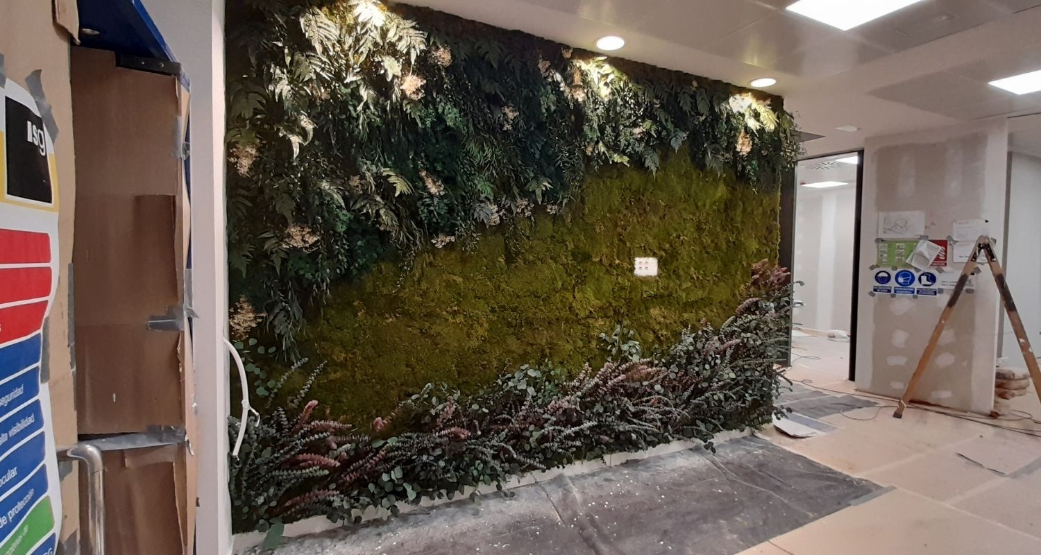 Jardín vertical artificial en oficinas en valencia