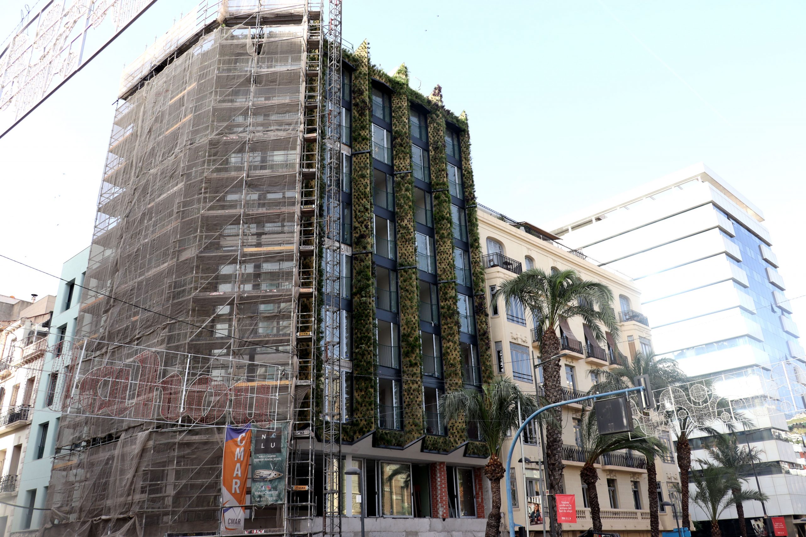 Proceso de montaje del jardín vertical en el edificio suiters, Alicante