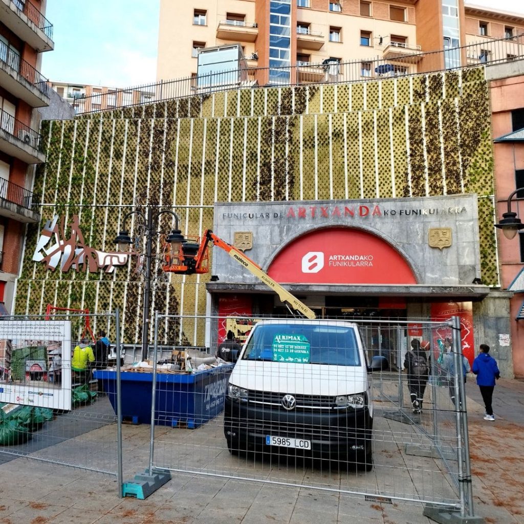 Jardín vertical en la fachada del funicular en Bilbao