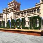 Letras vegetales en plaza Zorrilla en Valladolid