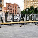 Letras vegetales de Valladolid en proceso de montaje