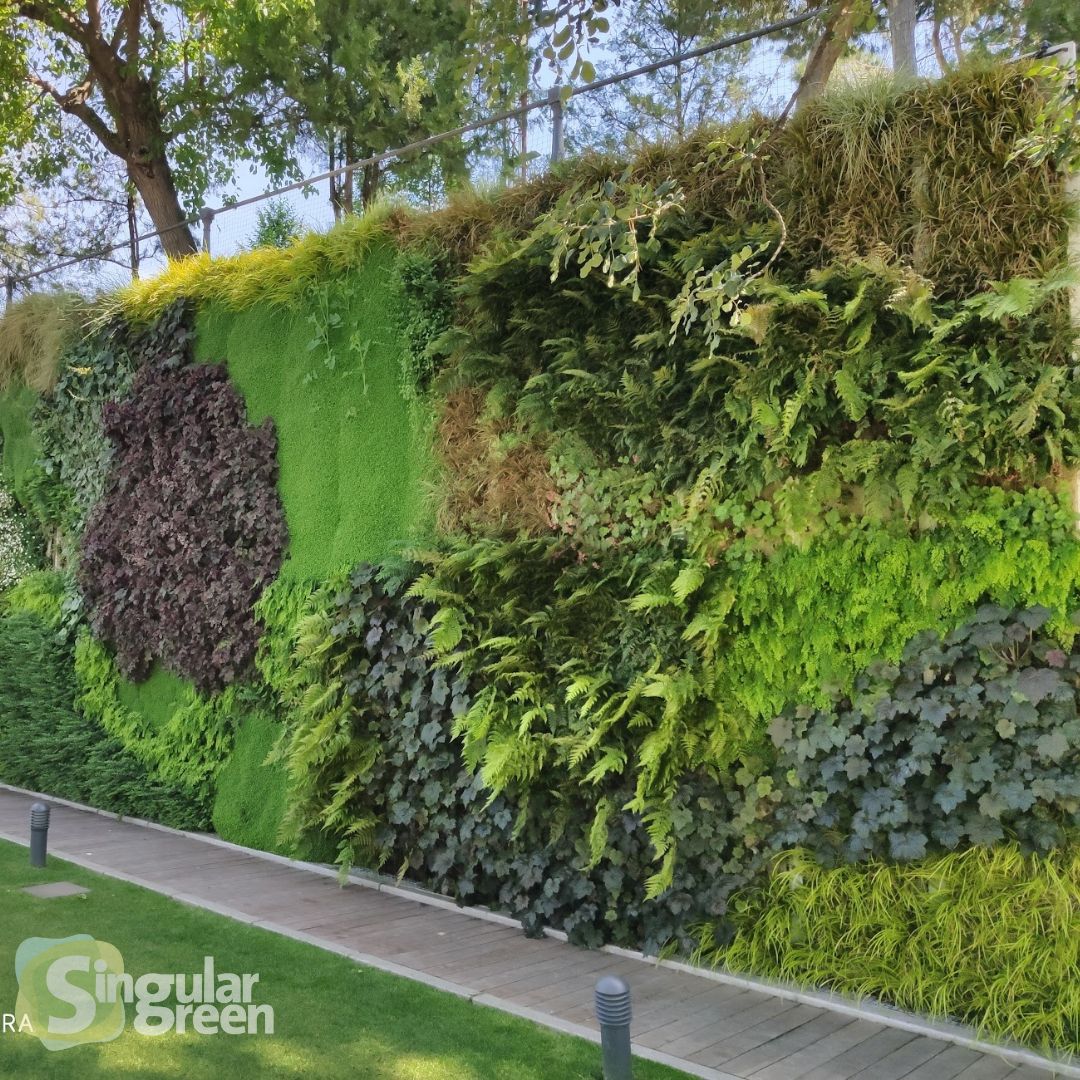 Canal Isabel II, un parque con un muro verde