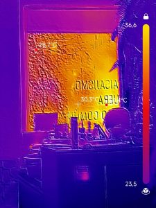 Vista termográfica del interior de la oficina midiendo el ambiente y mobiliario