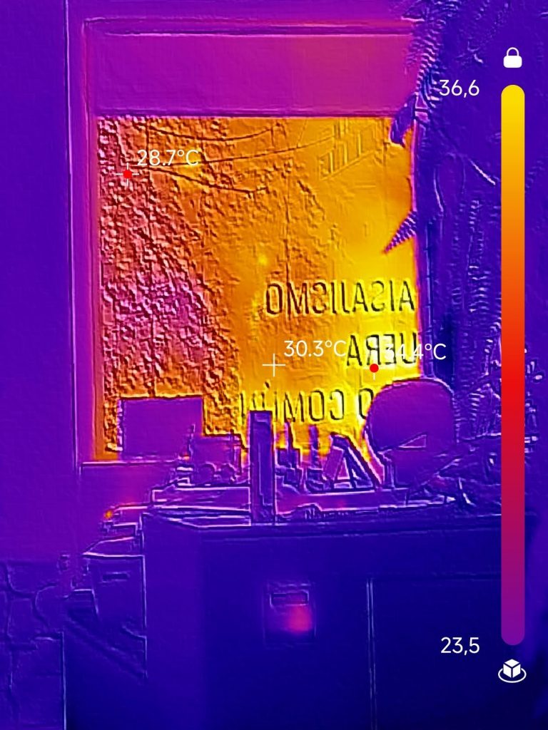 Vista termográfica del interior de la oficina midiendo el ambiente y mobiliario